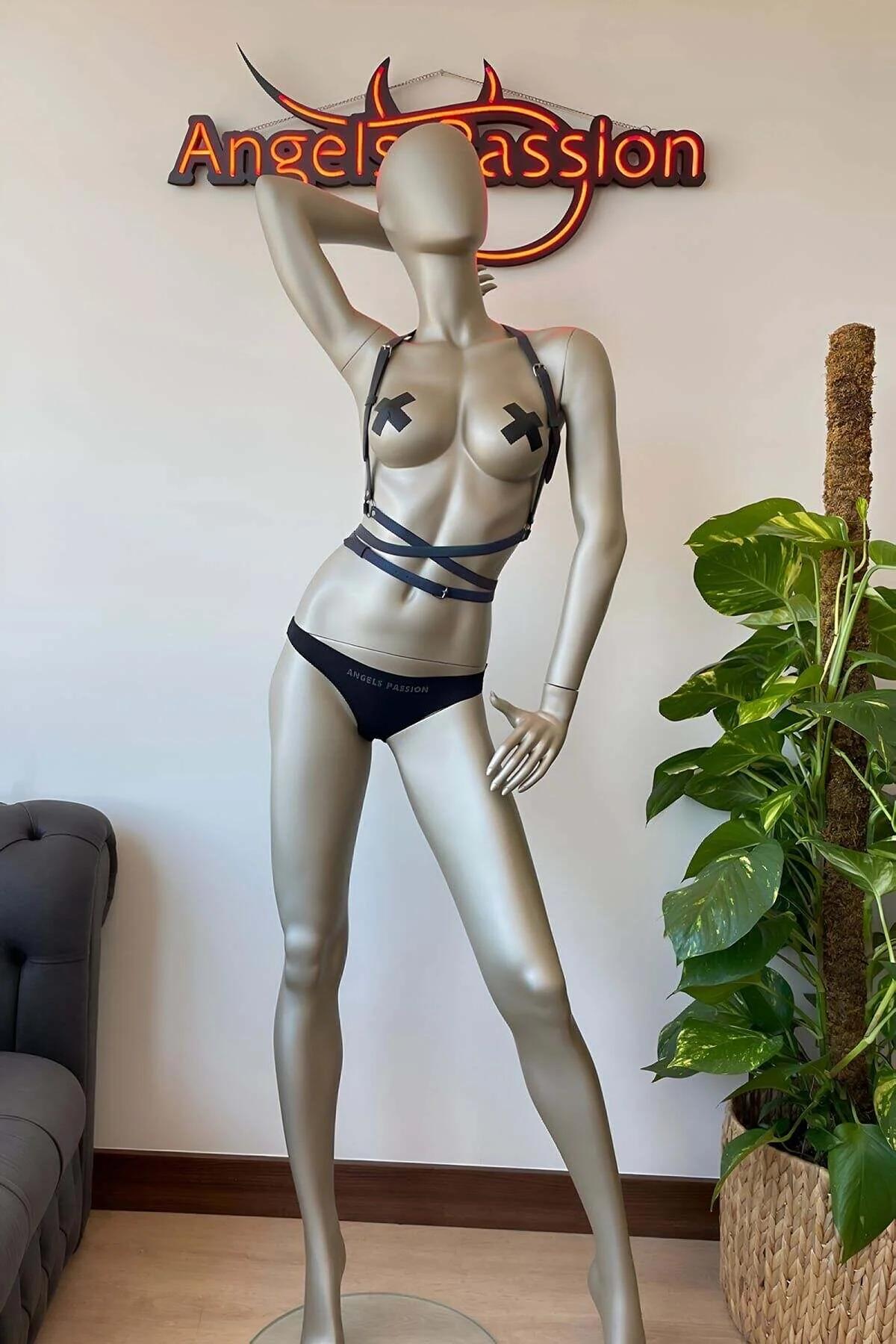 Karanlık body üzerinde katmanlı festival vücut harness tam strap konfigürasyonu gösterimi