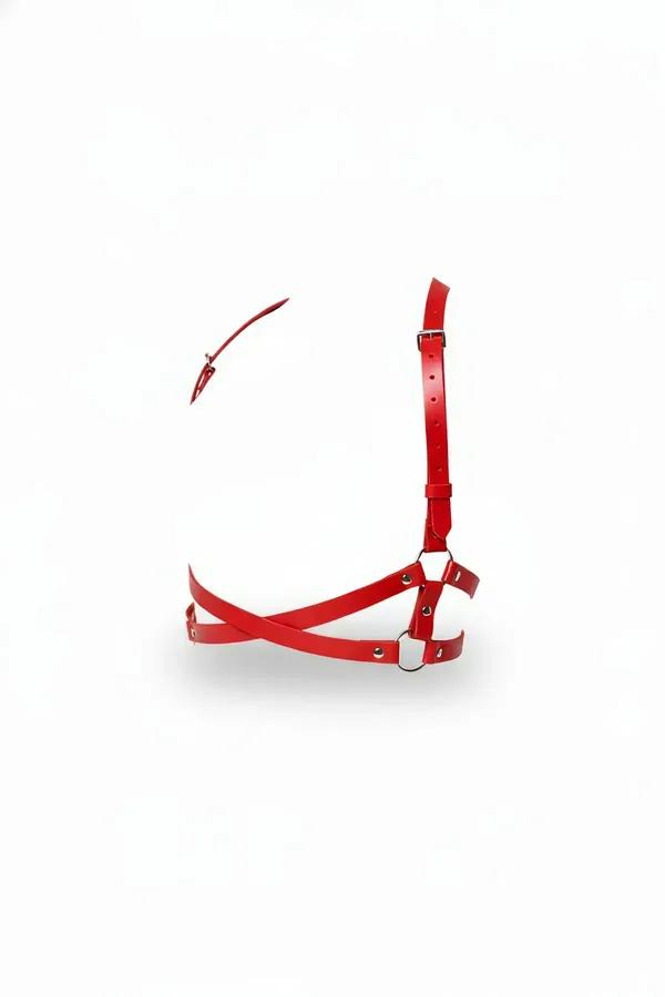 gümüş O-halkalar ve tek omuz tokalı askıyla kırmızı suni deri çapraz underbust harness