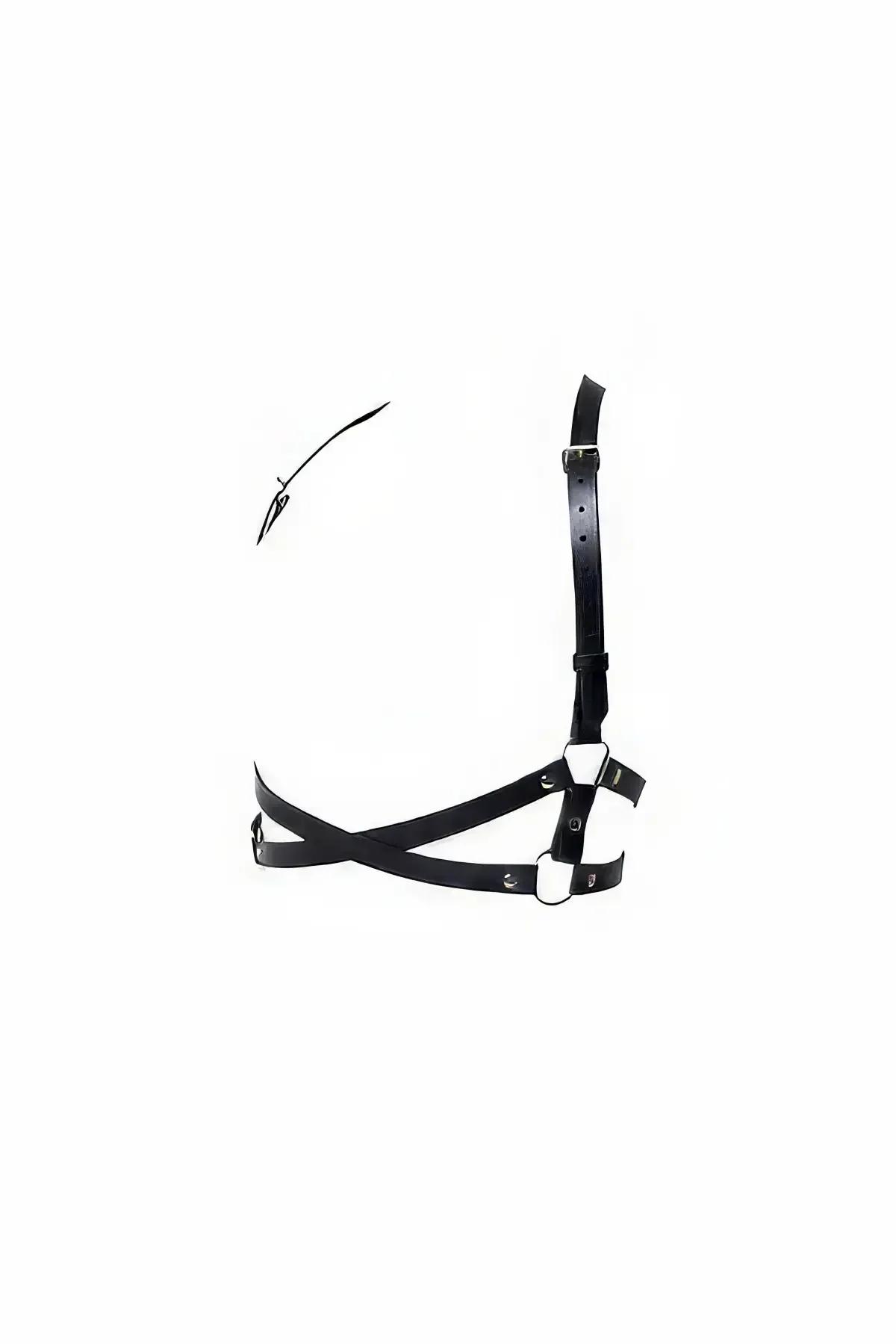 tek asimetrik omuz askısı, çapraz ön panel ve antrasit tokalarıyla siyah suni deri underbust harness sütyen