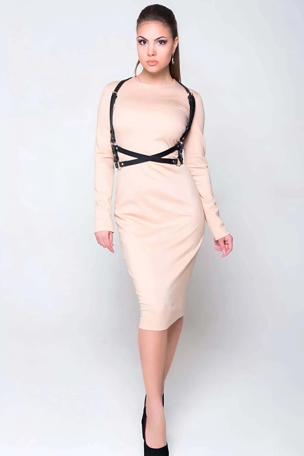 Gövde harness siyah mat deri bel çapraz bantlar ve D-halka aksam detayı