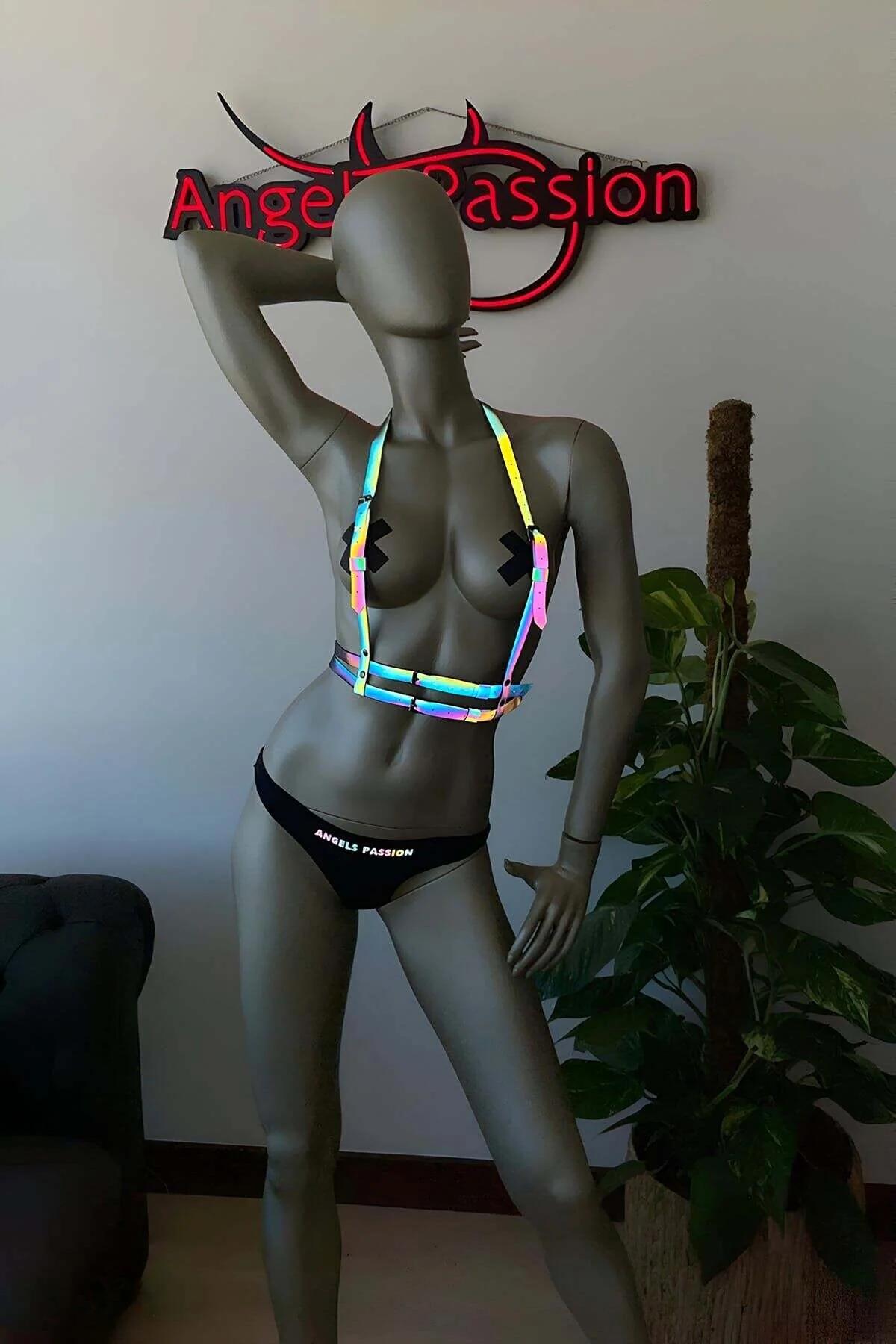 Siyah şort üzerinde giyilen çok renkli reflektör harness, omuzdan bele kadar tam kafes silüeti