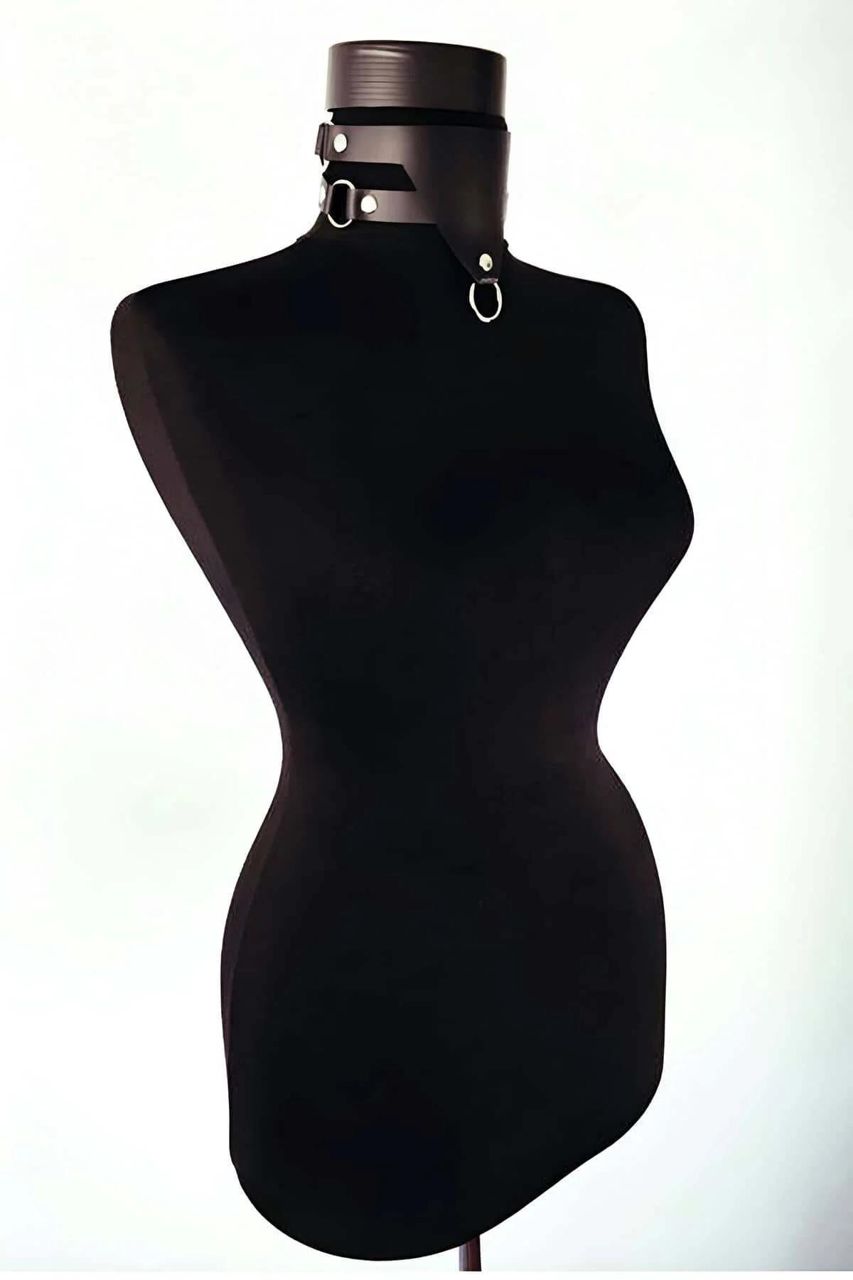 siyah suni deri choker tasma gümüş metal toka kapama detayı yakın çekim