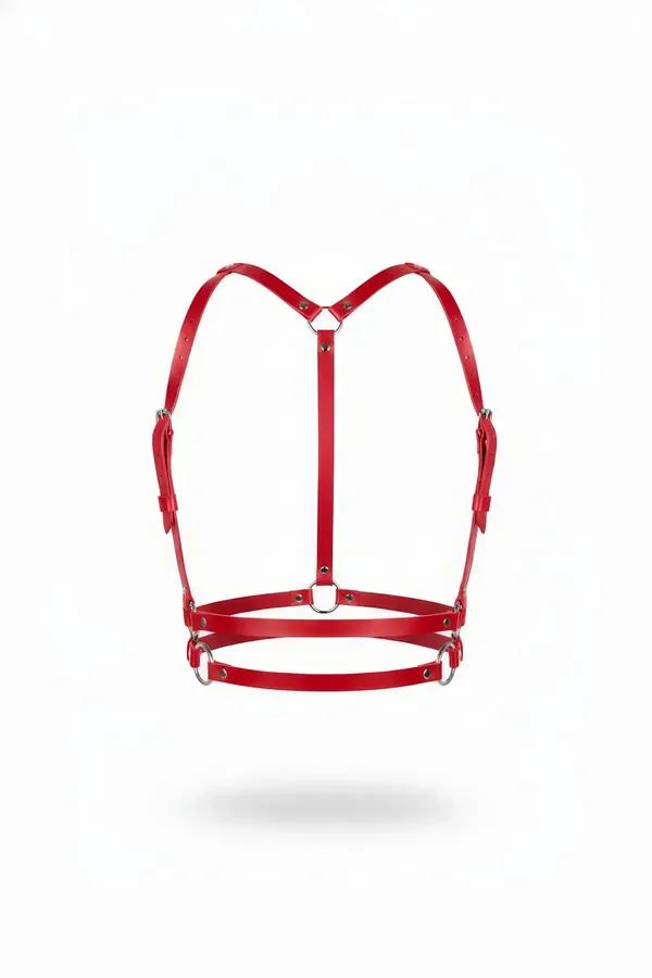 beyaz arka planda çift kaburga bantları, gümüş O-halkalar ve Y-şekilli omuz askılı kırmızı suni deri underbust harness