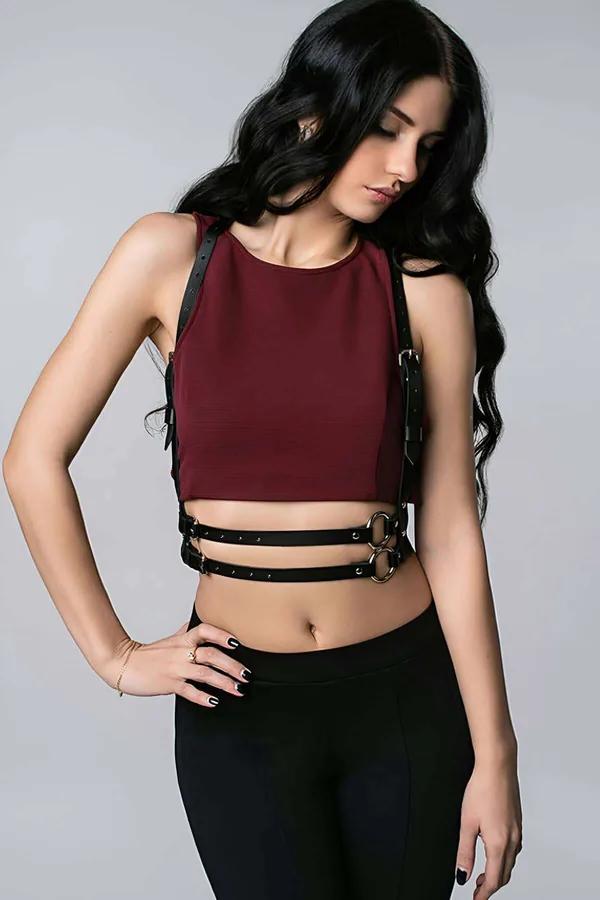 Siyah suni deri göğüs harness aksesuar bordo crop top üzerinde altın O-ring toka detayı