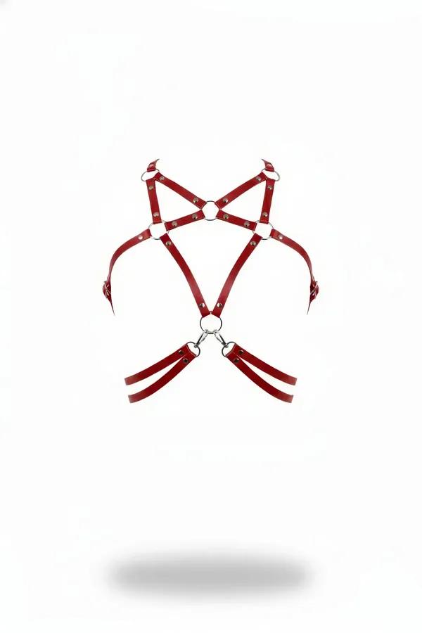 yıldız-çapraz askı geometrisi ve çift underbust bantlarıyla kırmızı suni deri O-halka göğüs harness, gümüş donanım