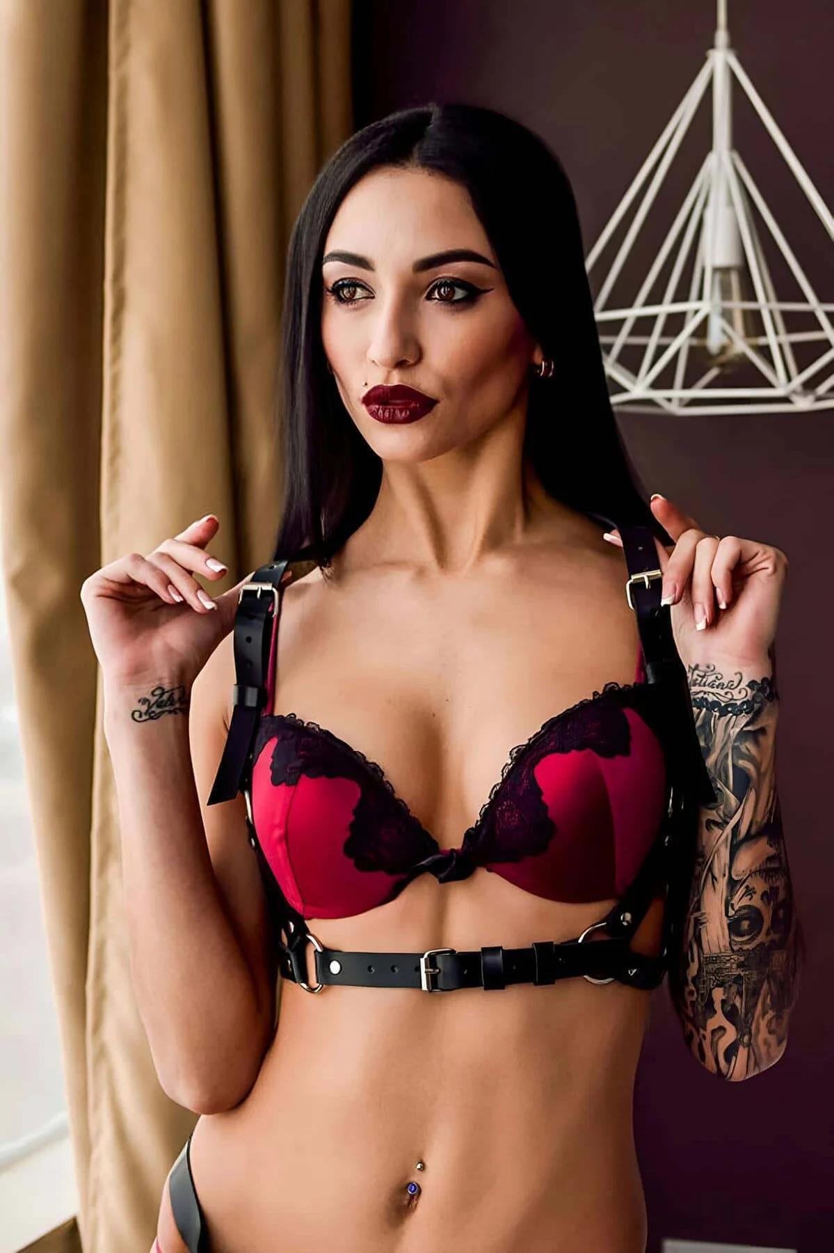 siyah PU deri göğüs ve bel harness gümüş O-halka üst arkadan görünüm