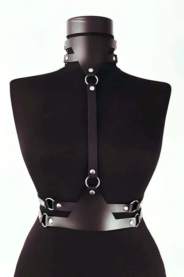 siyah vegan deri göğüs harness boyun choker ve bel bandı gümüş O-ring donanımlı manken üzerinde