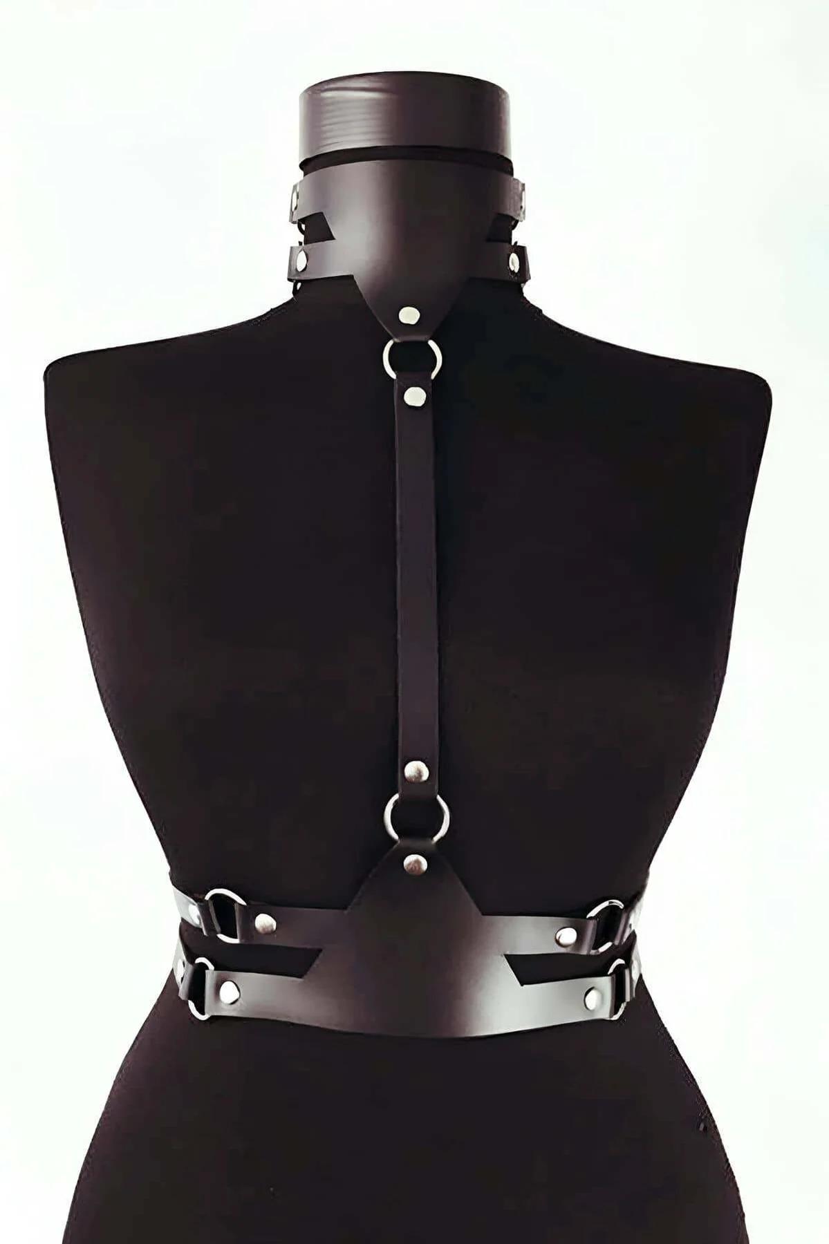 siyah vegan deri göğüs harness boyun choker ve bel bandı gümüş O-ring donanımlı manken üzerinde