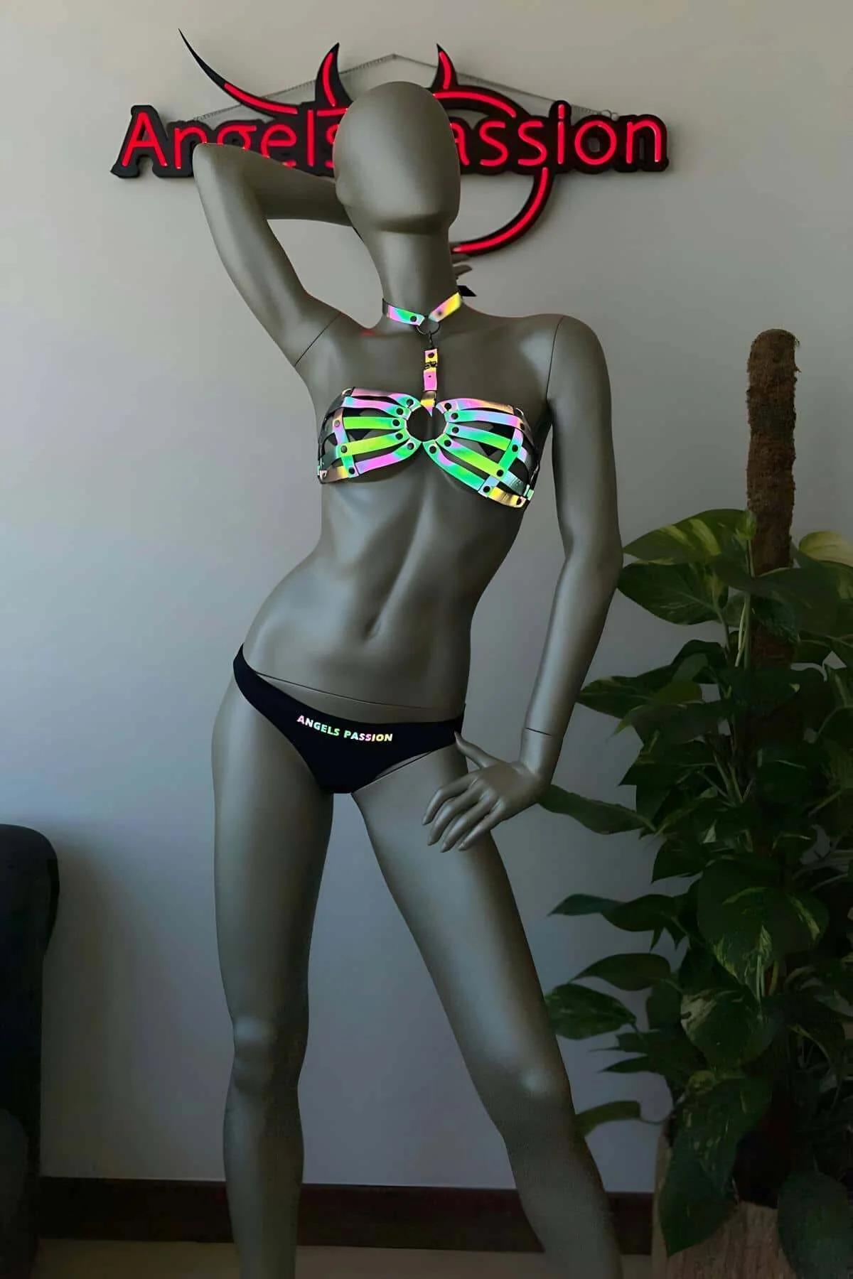 Ayarlanabilir boyun bantlı koyu bodysuit üzerinde iridesant kafesli harness üstünün yan açısı