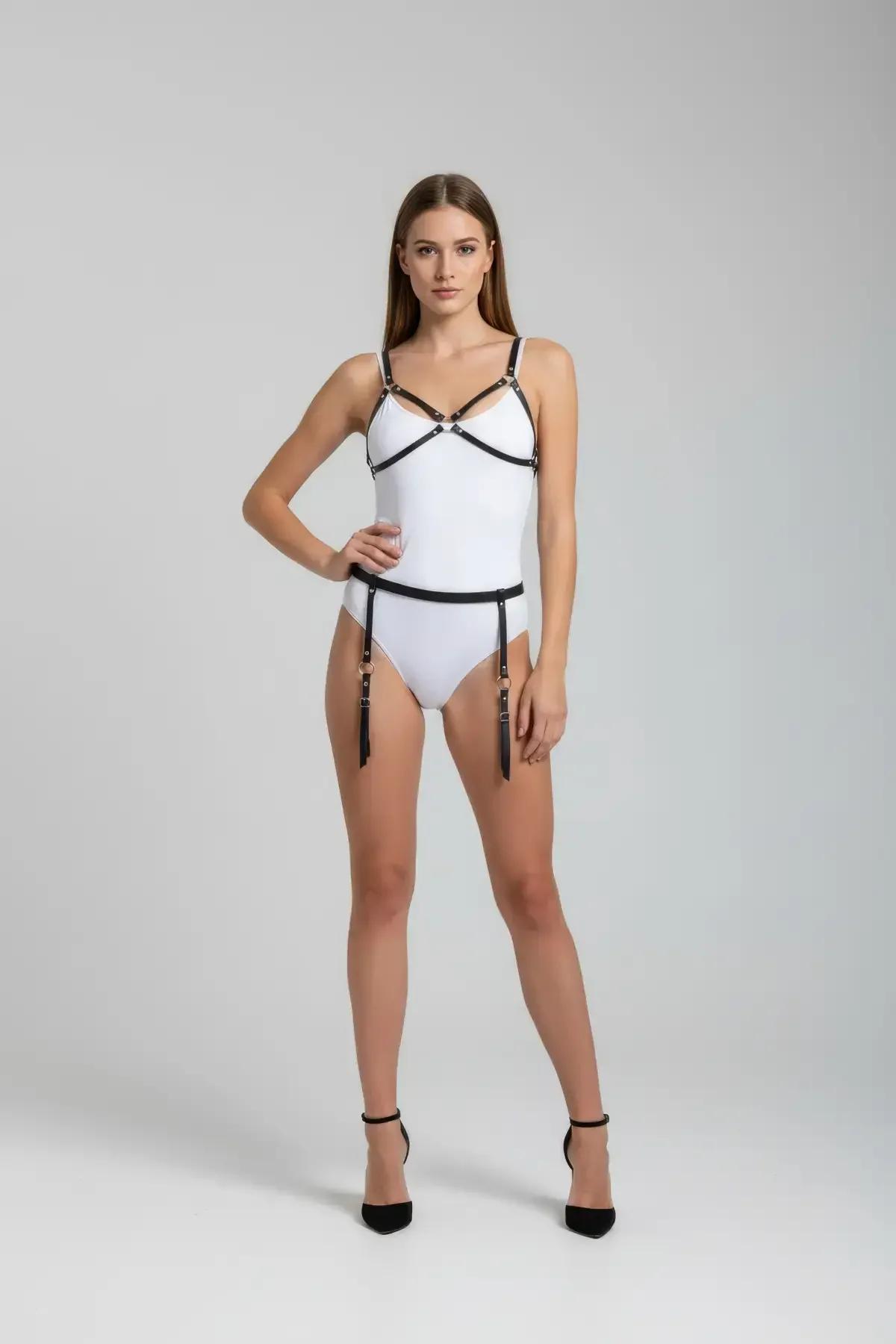 merkezi altın O-halka ve underbust çapa bantlı siyah PU askılı göğüs harness yakın çekim