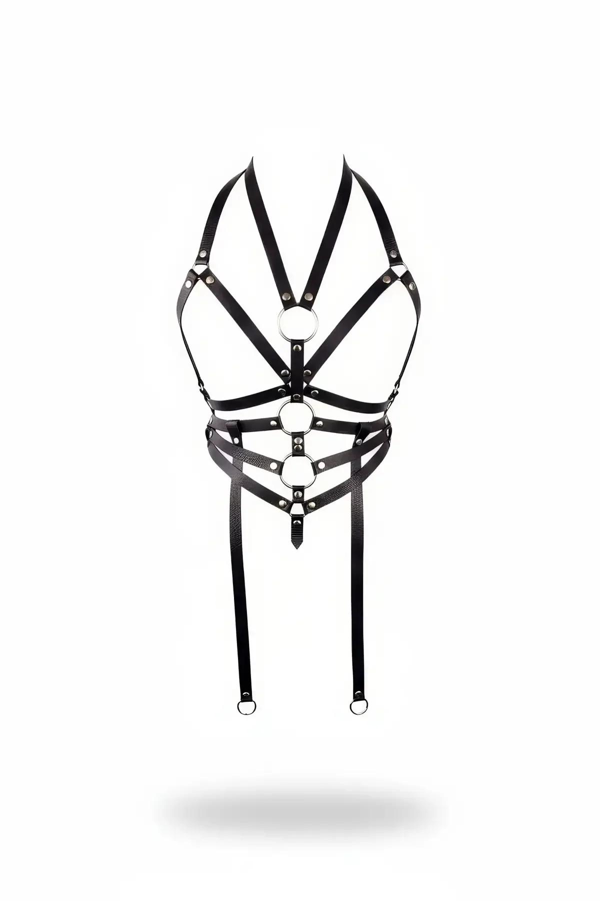 Siyah suni deri askılı göğüs harness, üçlü gümüş O-halkalar ve halter yaka, beyaz arka plan