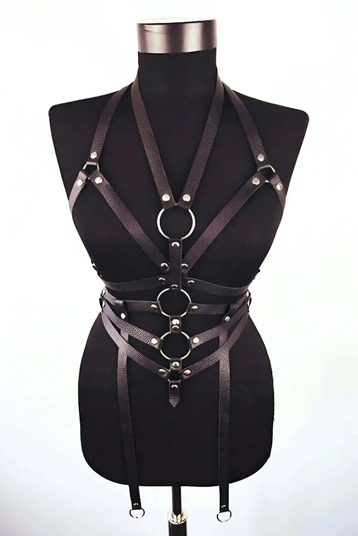 Koyu kahve suni deri full body harness, V-şekilli göğüs bantı, çift O-ring bel ve garter askıları, gümüş metal donanım