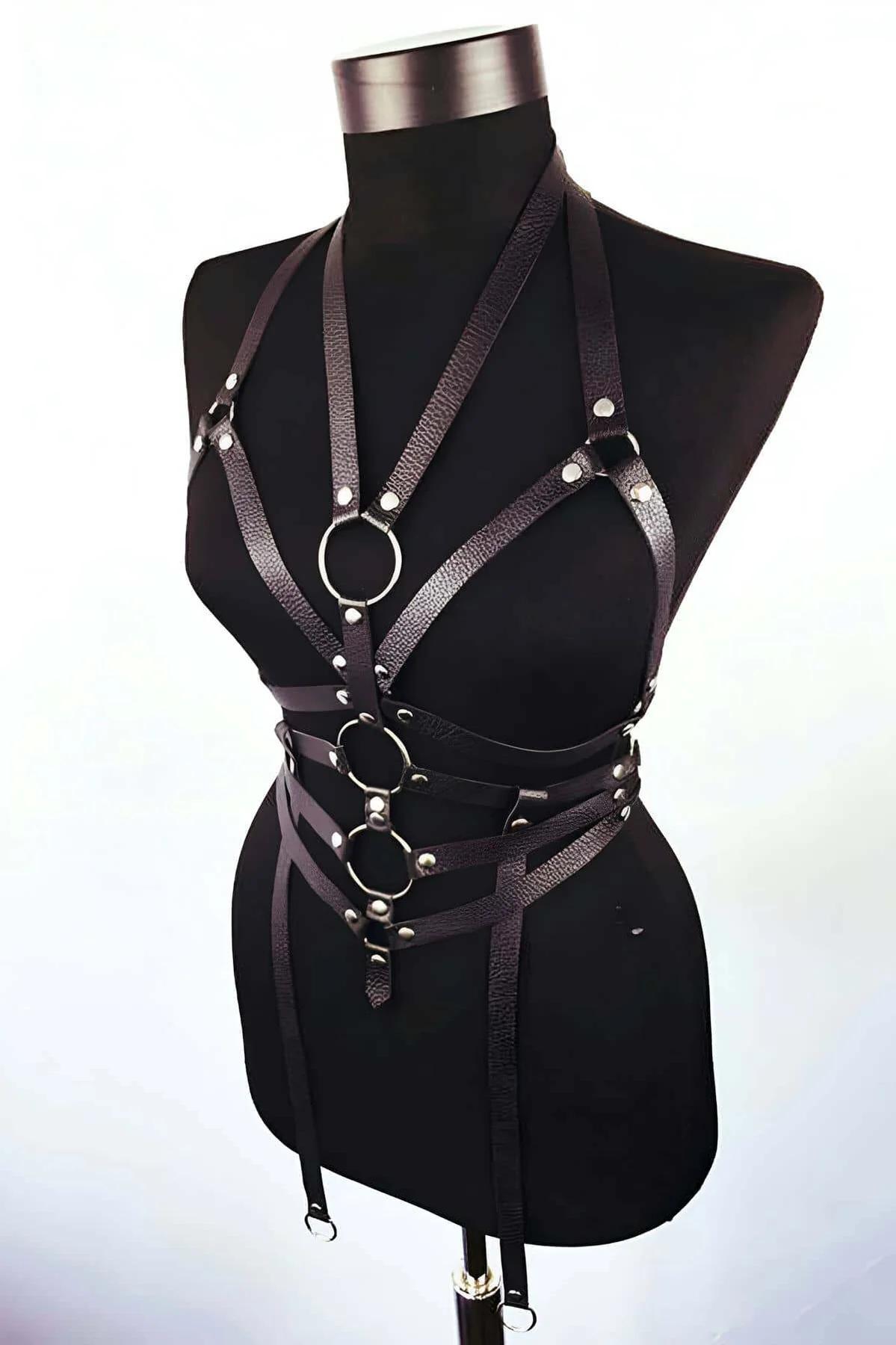 Full body harness arka görünüm, suni deri çapraz bantlar ve metal kancalar
