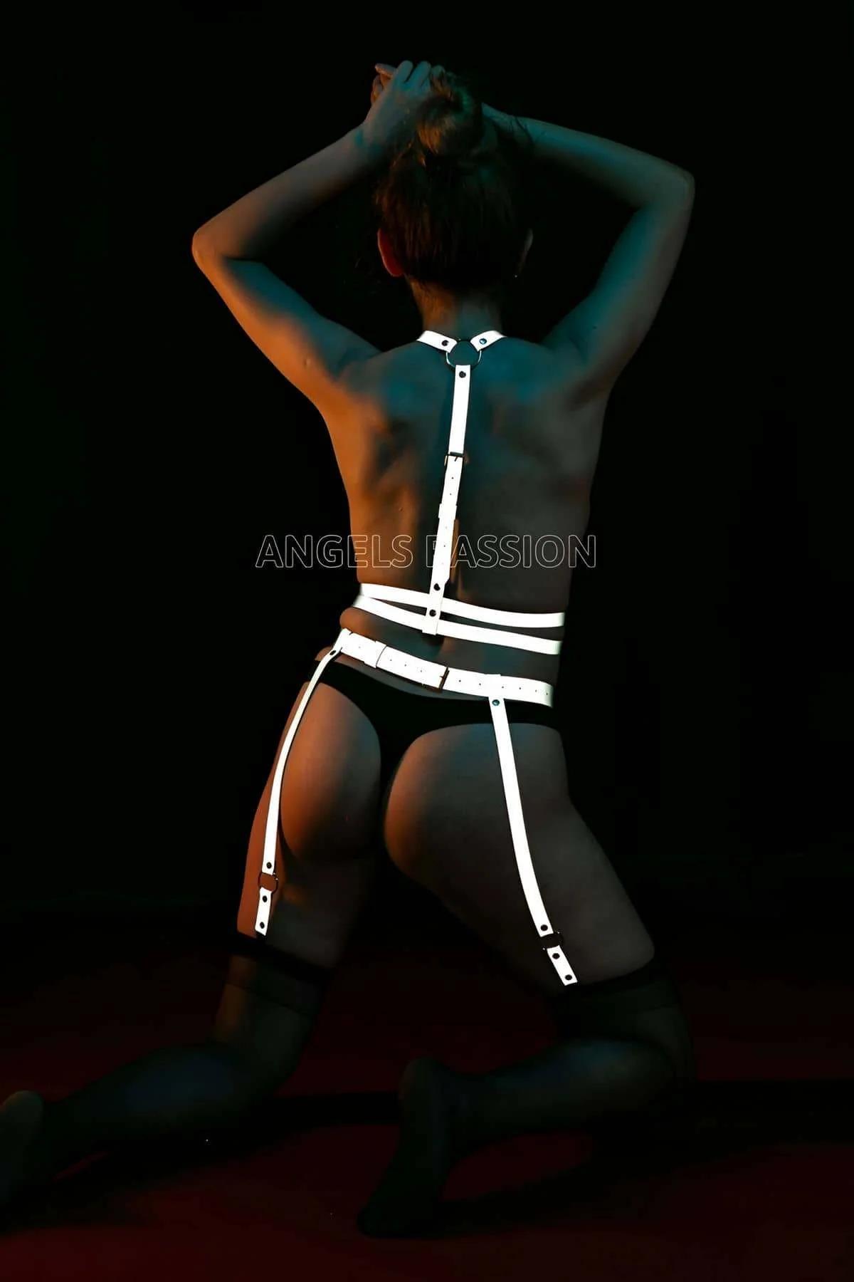 Bronz kaydırma tokalar ve ayarlanabilir omuz askılarıyla reflektör beyaz PU harness bel bantları