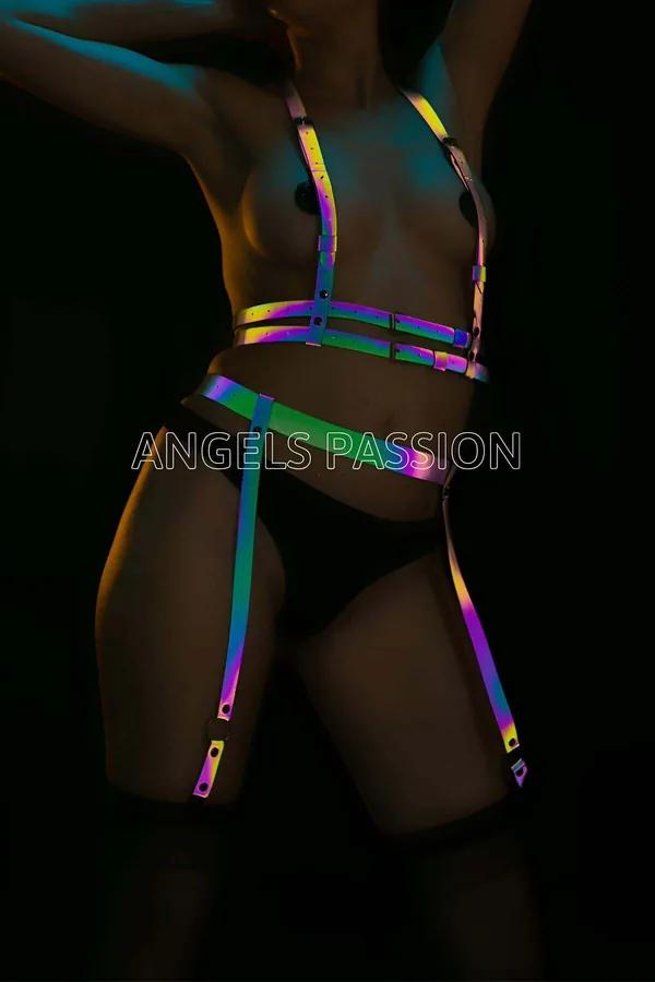 Koyu arka planda iridyan holografik askılar ve gümüş tokalarla gökkuşağı reflektör vücut harness ve jartiyer seti