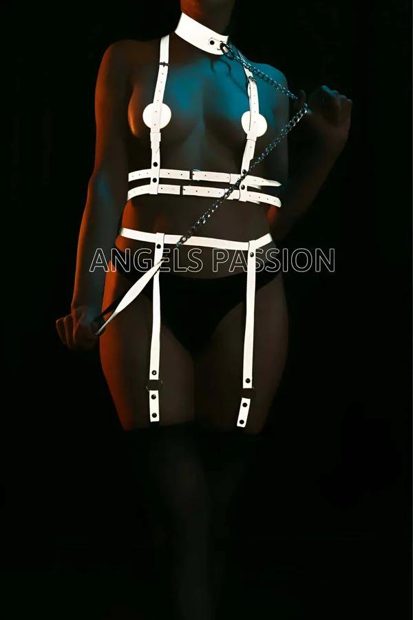 Boyunluk O-halkası, çift göğüs halkaları, üçlü bel bantları, bacak bantları ve sökülebilir koyu aksanlı beyaz reflektör tam vücut harness