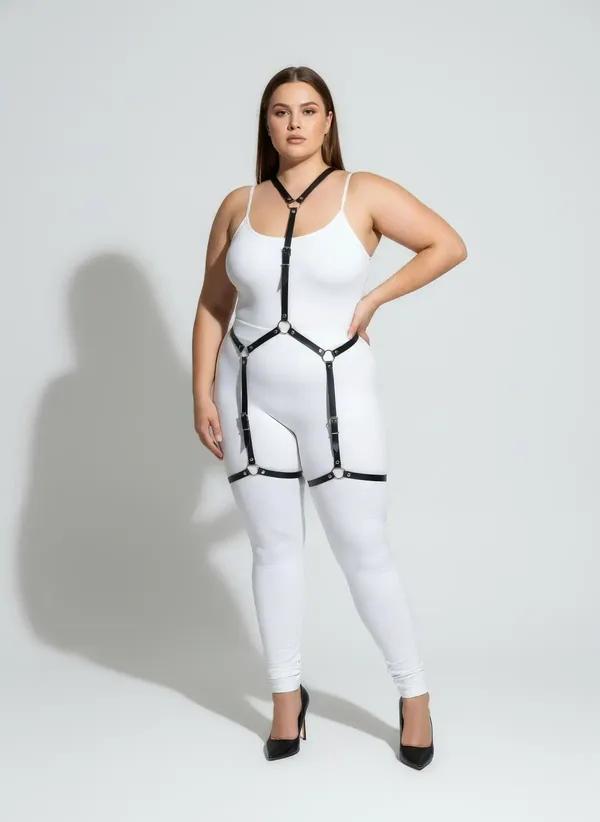 Beyaz body üzerine giyilmiş altı gümüş O-halkalı ve ayarlanabilir uyluk askılı siyah suni deri tam vücut harness