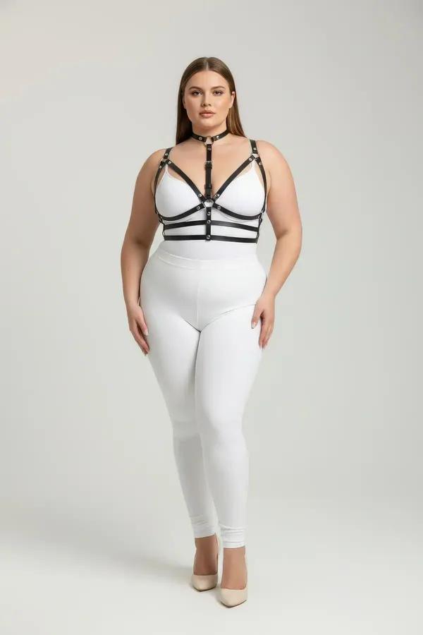 Beyaz bodysuit üzerine giyilen gümüş O-halka merkezli siyah suni deri bantlı çoker göğüs harness