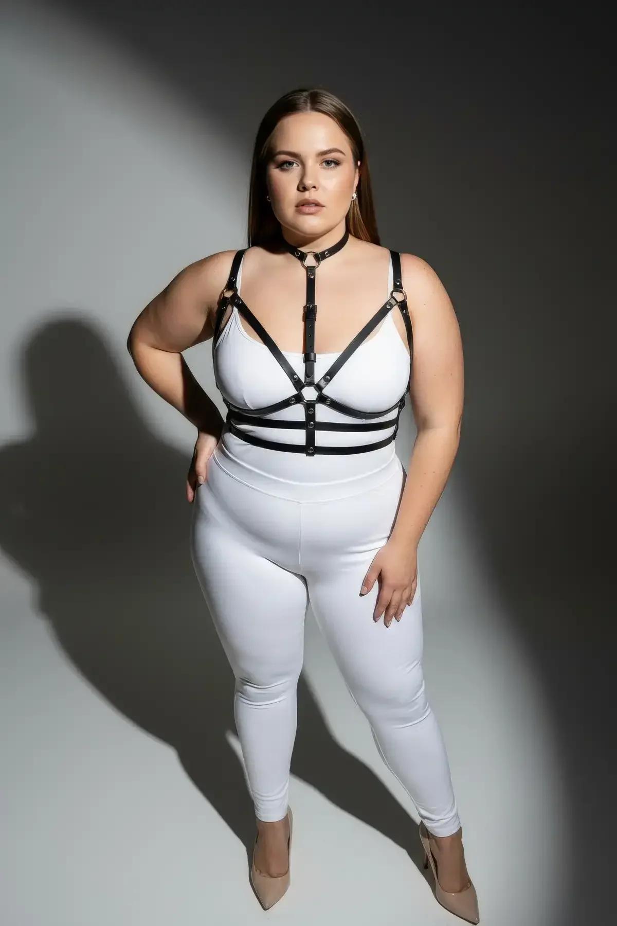 Artı beden modelde göğüs ve sütyen altı boyunca siyah çoker harness kafes bant düzeni