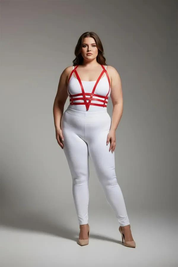 Çıtçıtlı kapamali dört yatay göğüs bantlı ayarlanabilir kırmızı suni deri bantlı vücut harness, beyaz bodysuit üzerinde