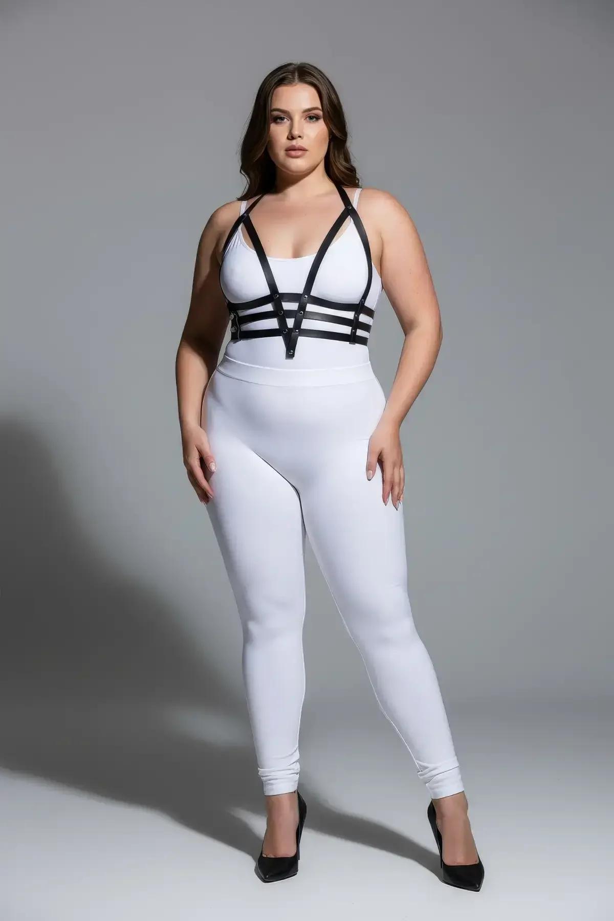 Çapraz omuz askıları ve tek arka bandı gösteren siyah bantlı vegan deri vücut harness arka görünümü