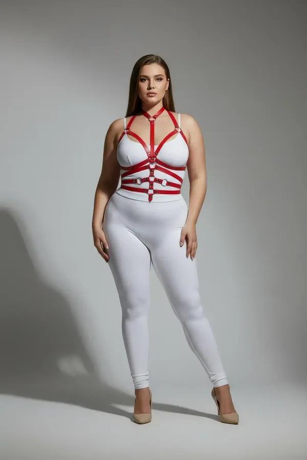 Beyaz body üzerine giyilmiş gümüş O-halkalı ve çıkarılabilir zincirli kırmızı suni deri tam vücut harness, dört yatay kafes askısı