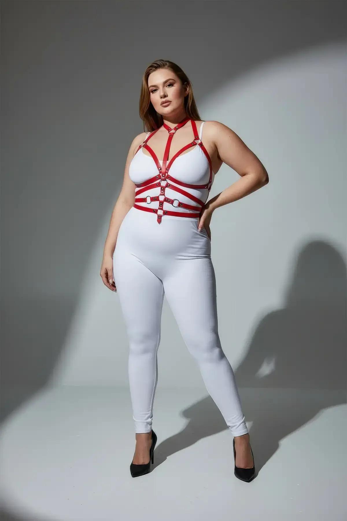 Ön merkez O-halkalarına klipslenmiş kırmızı tam vücut harness çıkarılabilir zincir detayı, gümüş tonlu metal