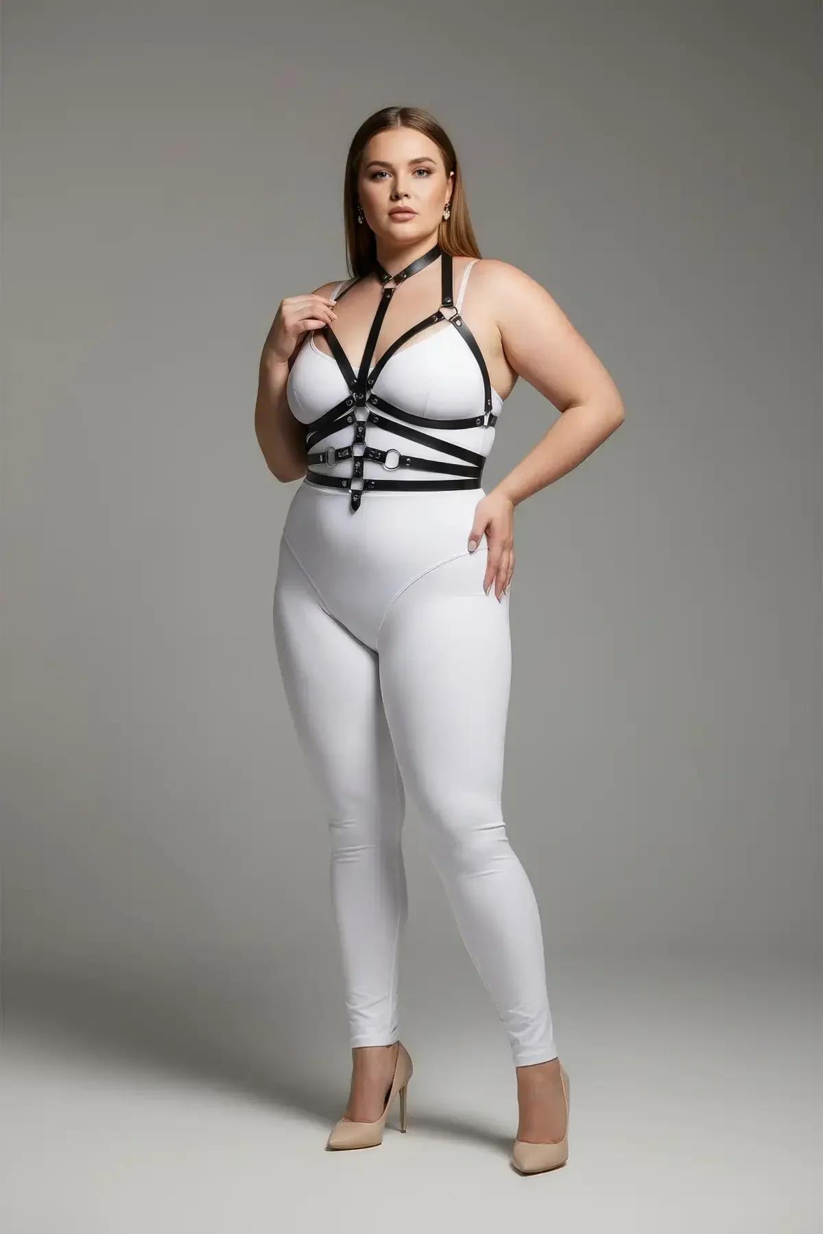 Artı beden modelde beyaz body üzerine giyilmiş O-halka donanımlı ve çoklu ayarlanabilir askılı siyah suni deri vücut harness