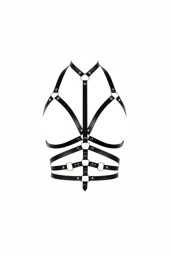 Siyah suni deri kafesli göğüs harness, gümüş O-halkalar ve perçin zımbalar, çok askılı halter tasarımı, beyaz arka plan