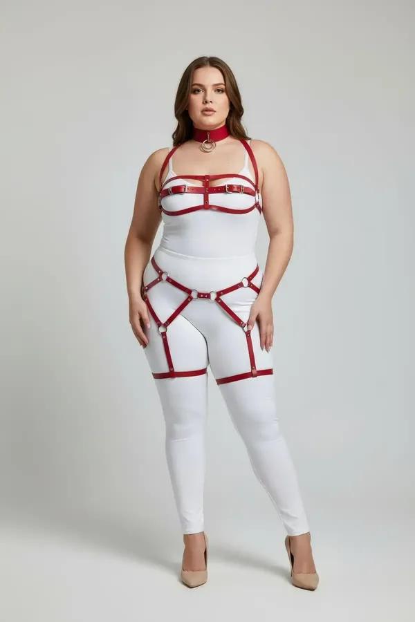 Artı beden modelde altın O-halkalı çoker, göğüs kafesi, bel askıları ve uyluk jartiyer bantlı kırmızı suni deri tam vücut harness seti