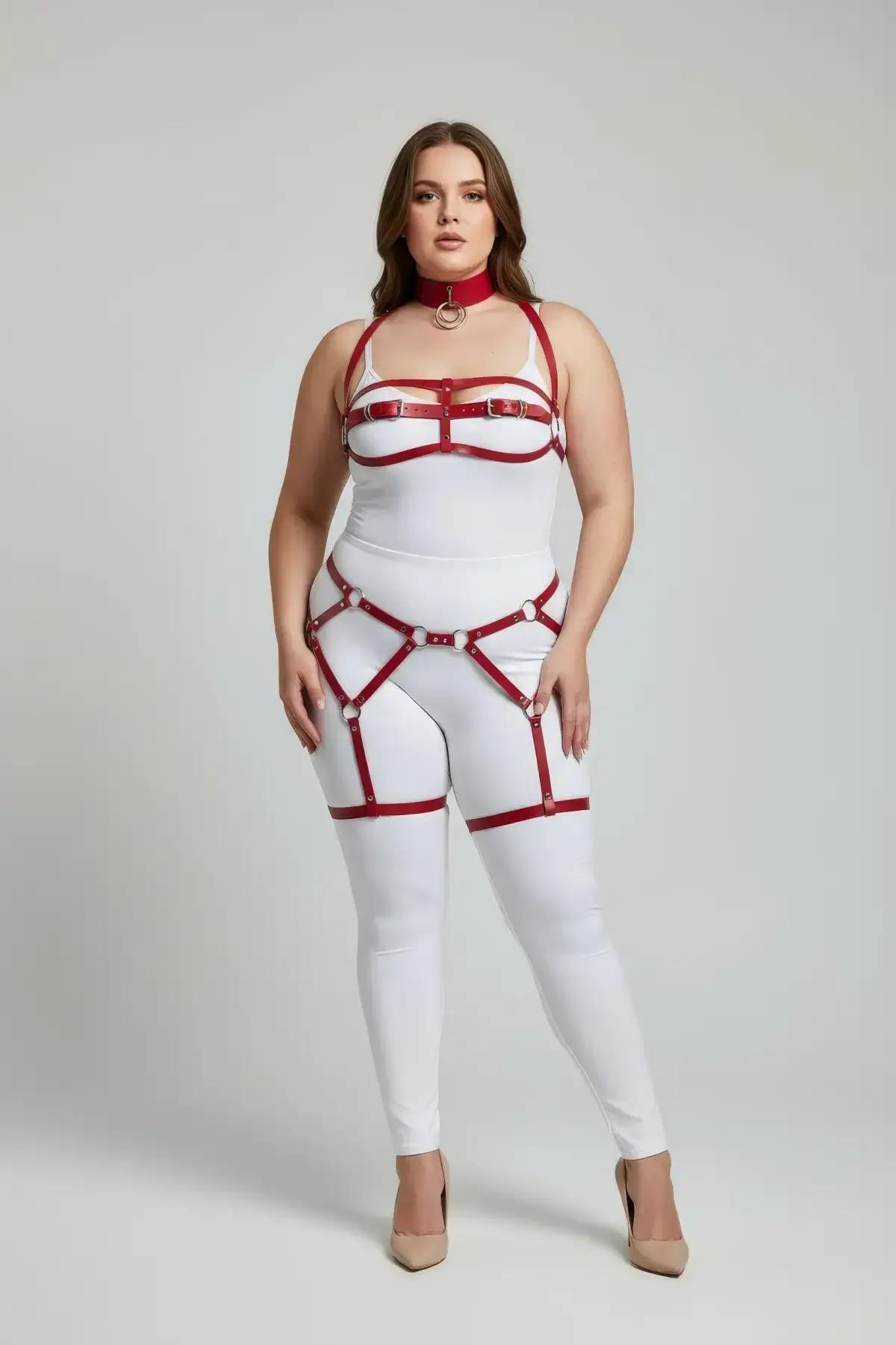 Artı beden modelde altın O-halkalı çoker, göğüs kafesi, bel askıları ve uyluk jartiyer bantlı kırmızı suni deri tam vücut harness seti