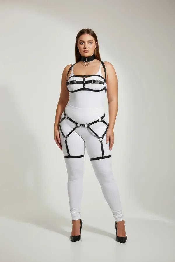Modelde gümüş O-halka, göğüs sütyen askıları, çoker boyunluk ve uyluk jartiyer bantlı siyah suni deri tam vücut harness