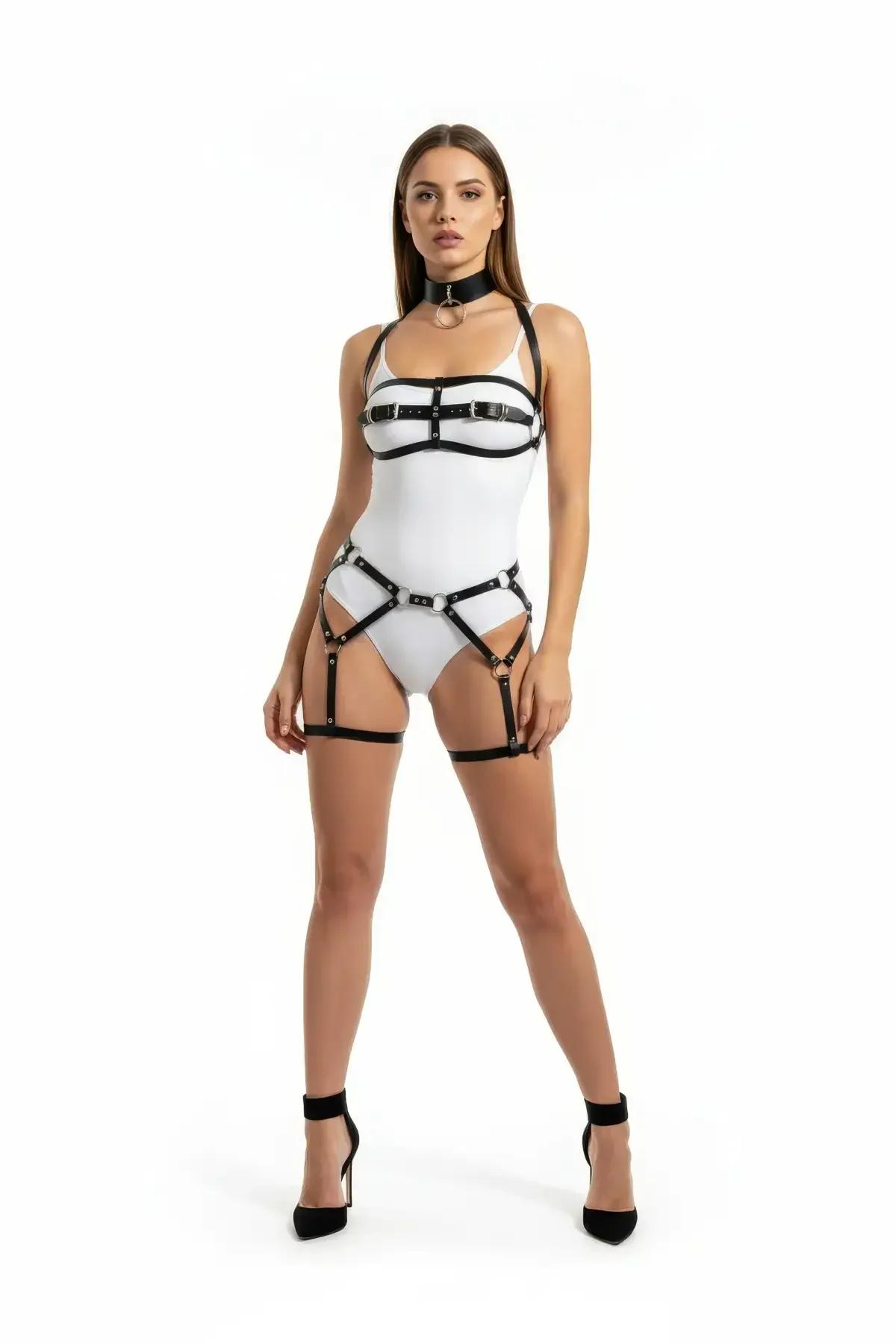 Siyah suni deri tam vücut harness, gümüş O-halkalar boyunluk göğüs bandı bel çerçeve ve jartiyer askıları, beyaz body üzerinde