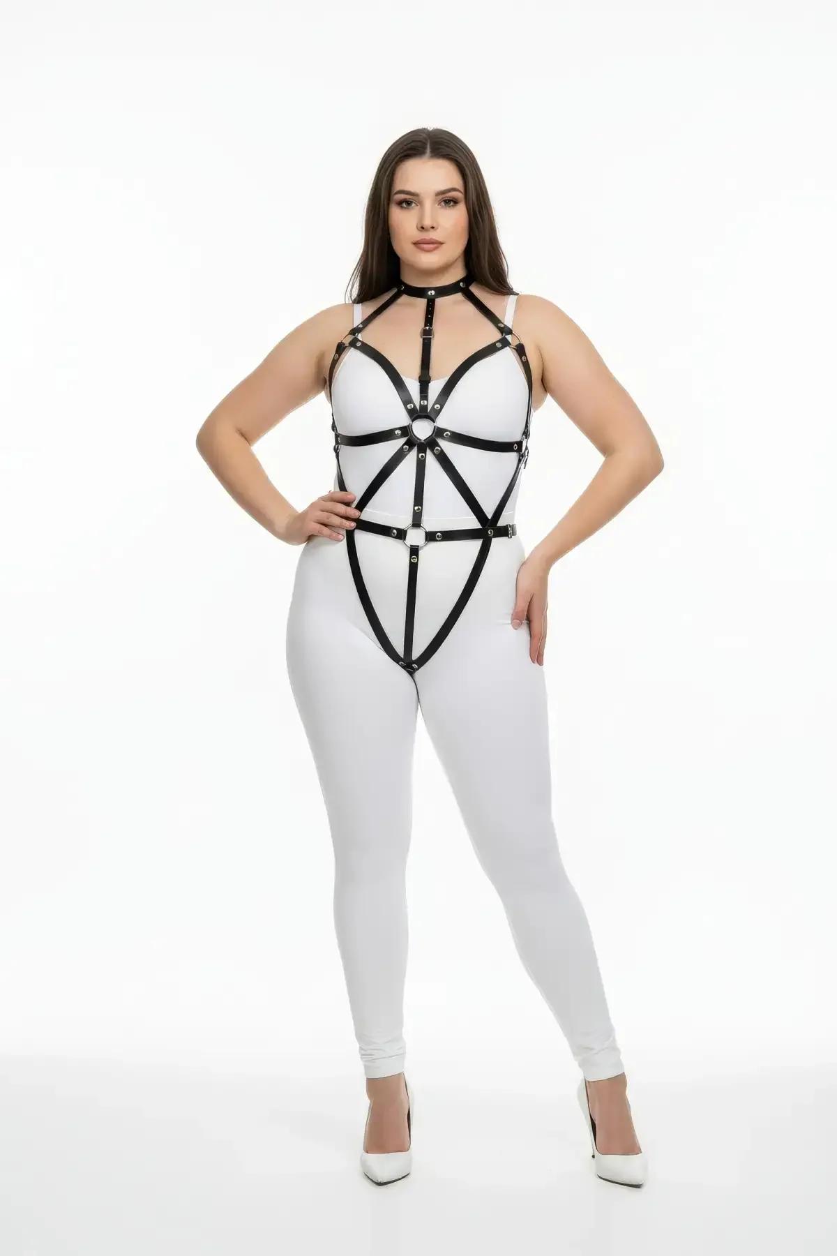 Artı beden modelde beyaz bodysuit üzerine giyilen altın O-halka merkezli siyah suni deri tam vücut harness