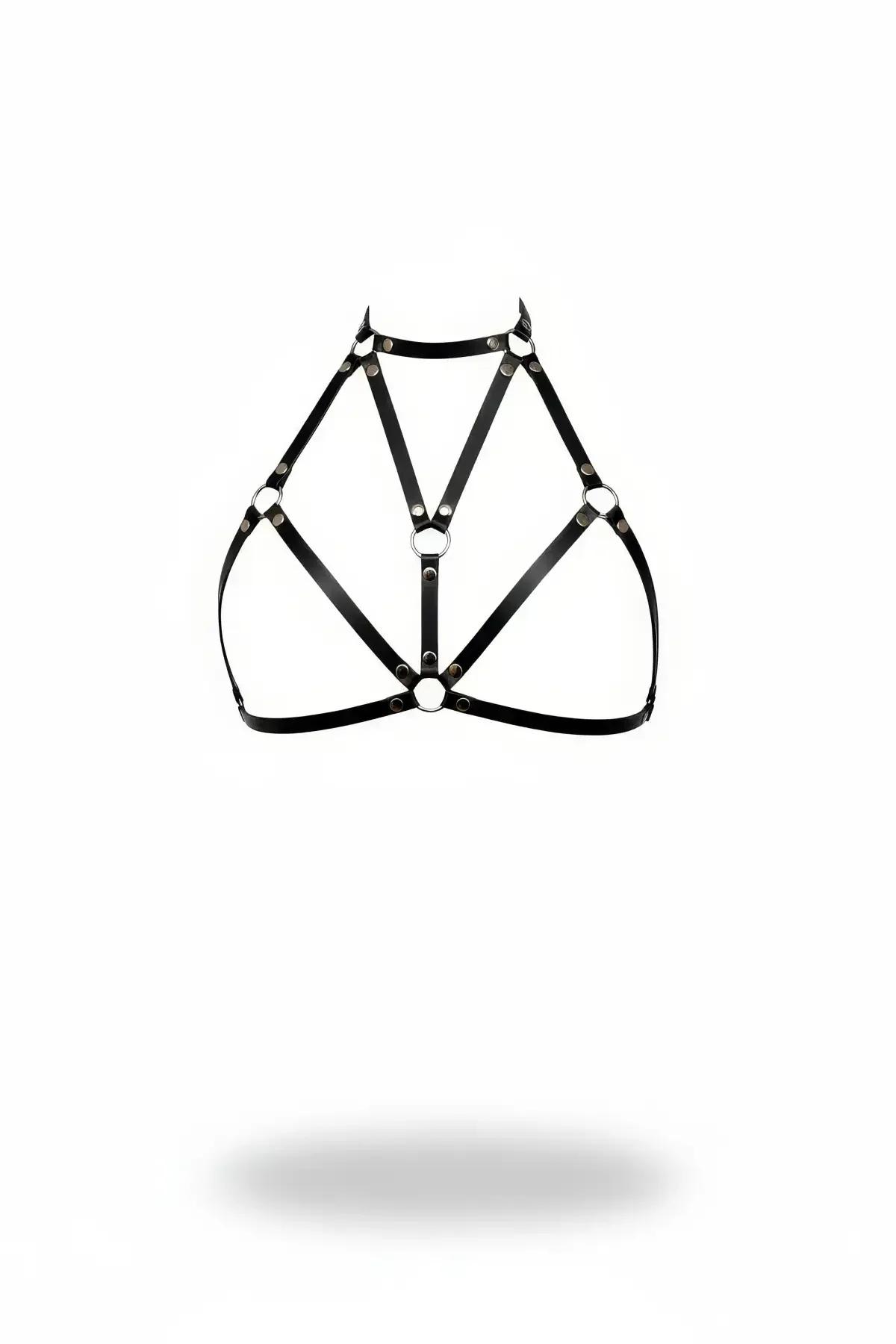 Siyah suni deri kafesli halter harness sütyen, üç gümüş O-halka ve perçin aksesuarı geometrik askı konfigürasyonu