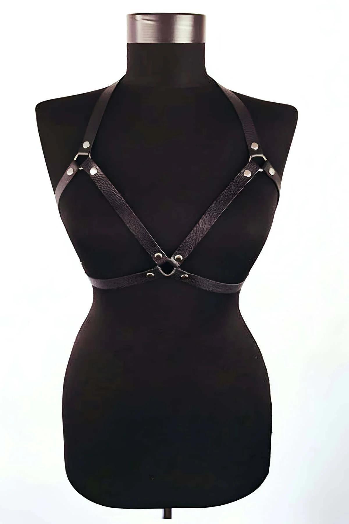 gümüş metal çıtçıt detayı siyah suni deri harness yakın çekim