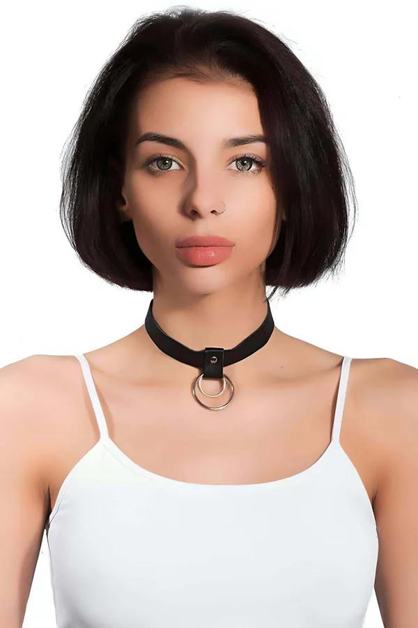 köprücük kemiğinde iki üst üste gümüş O-halkalı siyah suni deri çoker yaklaşık 2,5 cm mat bant