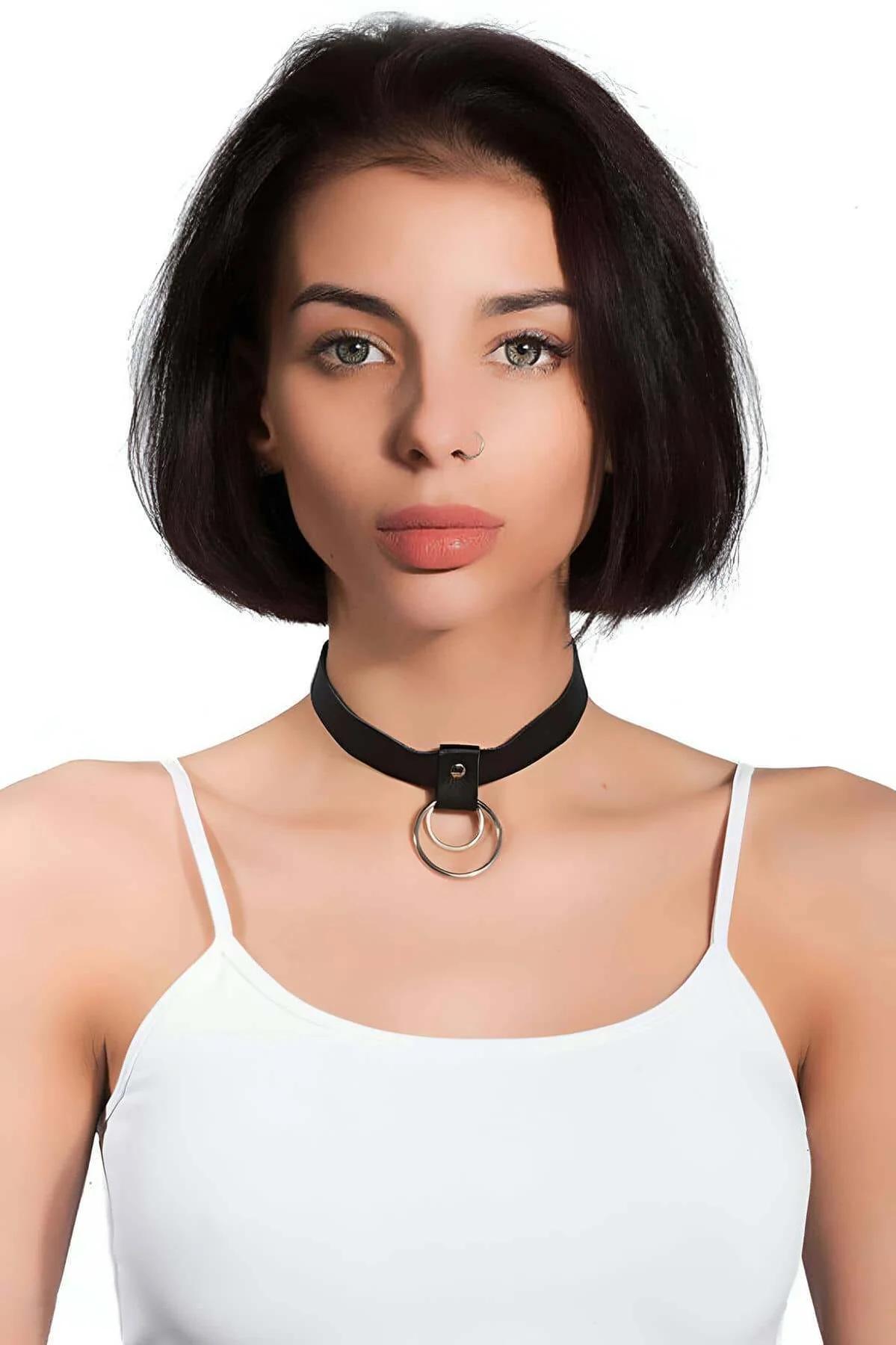 köprücük kemiğinde iki üst üste gümüş O-halkalı siyah suni deri çoker yaklaşık 2,5 cm mat bant