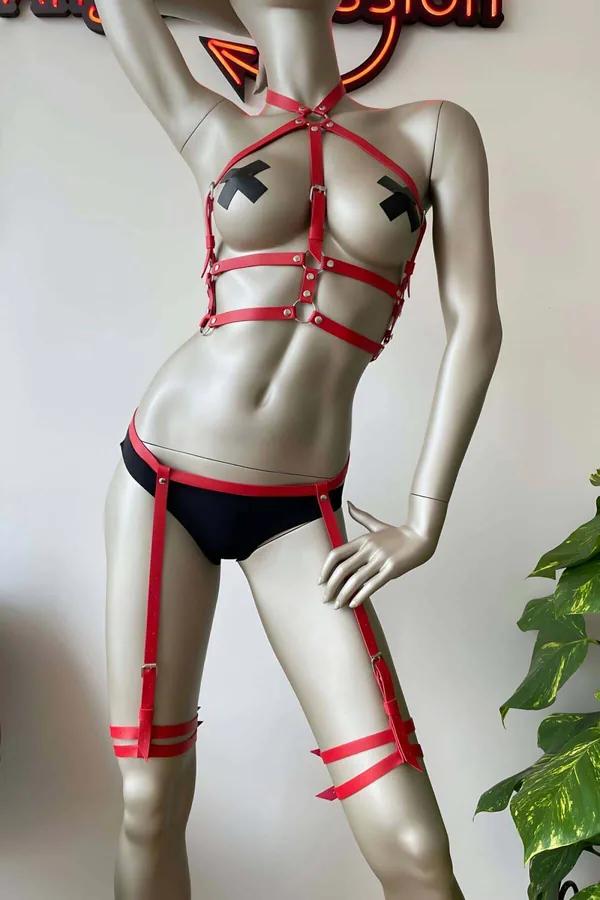 Çok askılı göğüs kafesi, kalça kemeri ve gümüş O-halkalı çift sarmalı uyluk jartiyer askılı kırmızı suni deri vücut harness