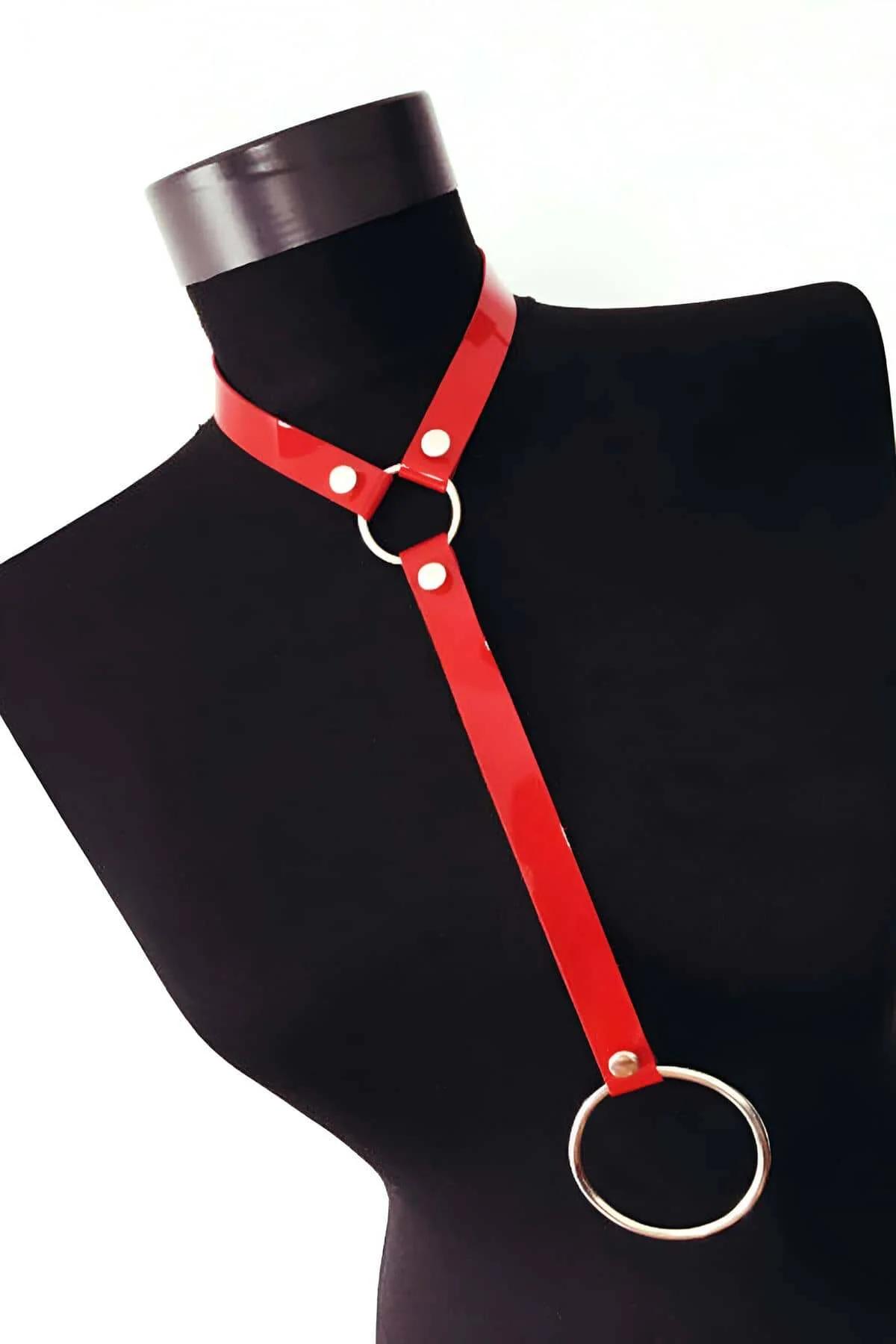 kırmızı rugan PU çoker harness bandındaki gümüş çıtçıt zımba kapamalar yakın çekim