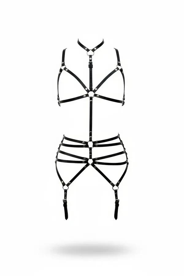 Siyah suni deri tam vücut harness, gümüş O-halkalar, kafes sütyen üst, üçlü kalça bantları ve jartiyer askıları, beyaz arka plan