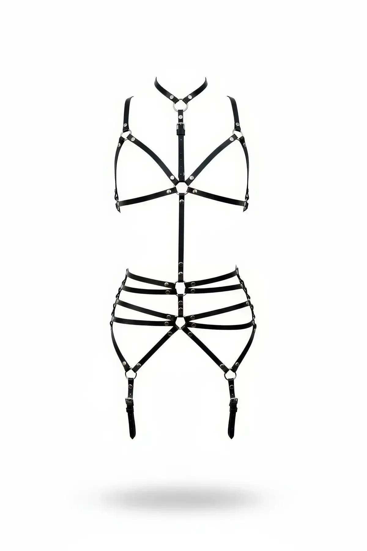 Siyah suni deri tam vücut harness, gümüş O-halkalar, kafes sütyen üst, üçlü kalça bantları ve jartiyer askıları, beyaz arka plan