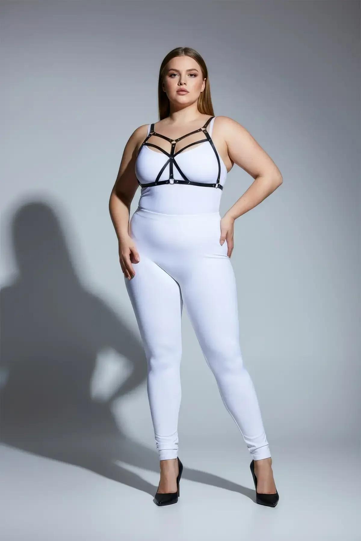 Omuz askılarında ayarlanabilir toka kapamalı siyah bantlı vücut harness