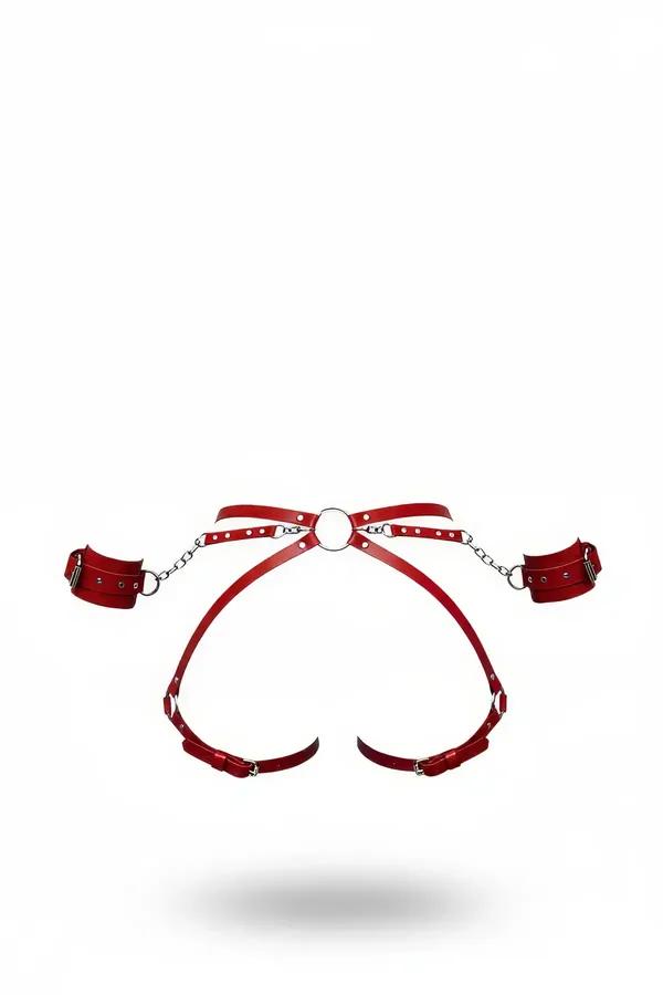 Kırmızı suni deri vücut harness, gümüş O-halka, çıkarılabilir zincirli kelepçeler ve ayarlanabilir uyluk askıları, beyaz arka plan