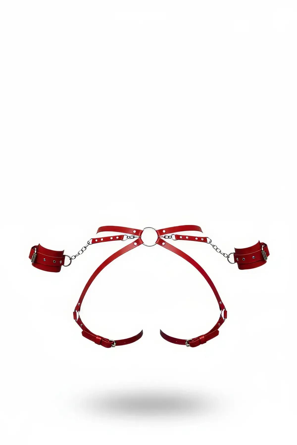 Kırmızı suni deri vücut harness, gümüş O-halka, çıkarılabilir zincirli kelepçeler ve ayarlanabilir uyluk askıları, beyaz arka plan