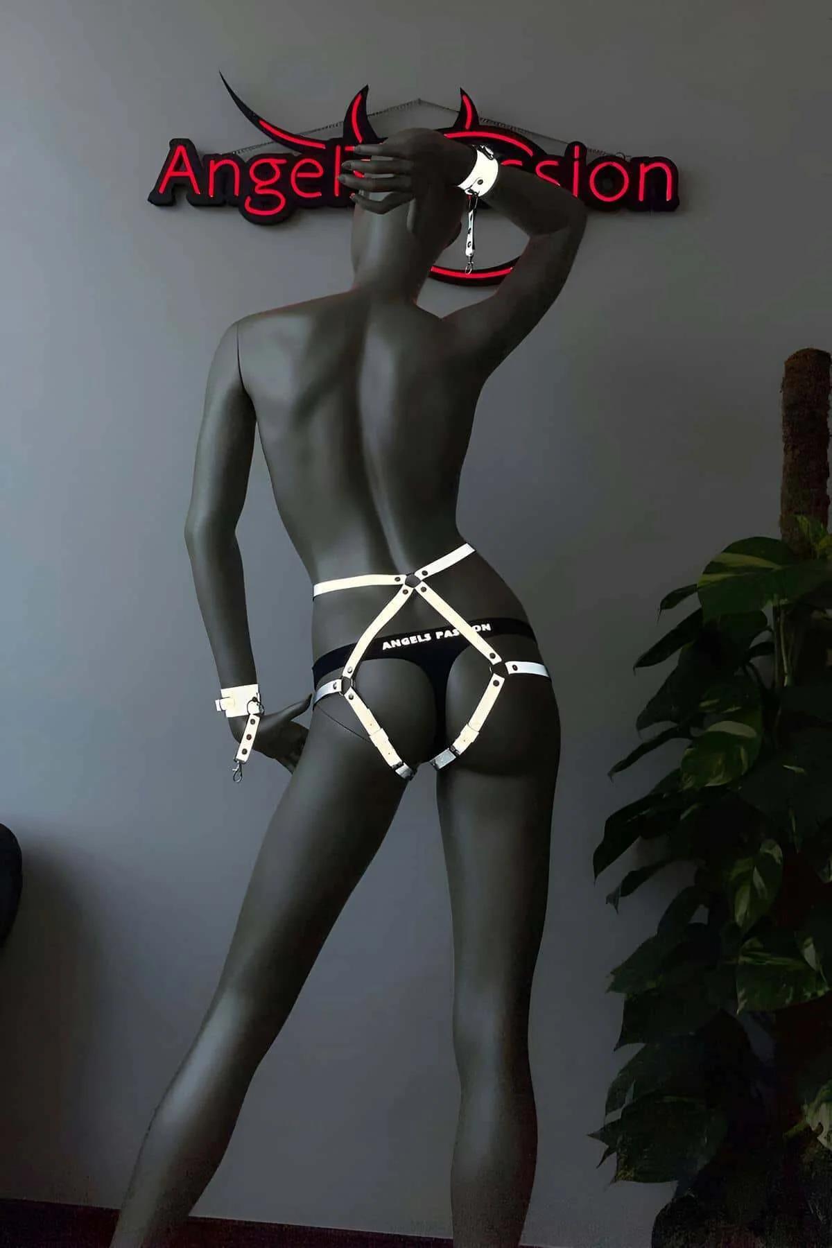 UV ışık altında parlayan bant geometrisini vurgulayan beyaz reflektör vücut harness