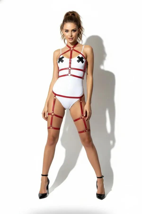 Kırmızı vegan deri tam vücut harness ve uyluk jartiyer seti, altın ton O-halkalar ve çıtçıt perçinler, beyaz body üzerinde