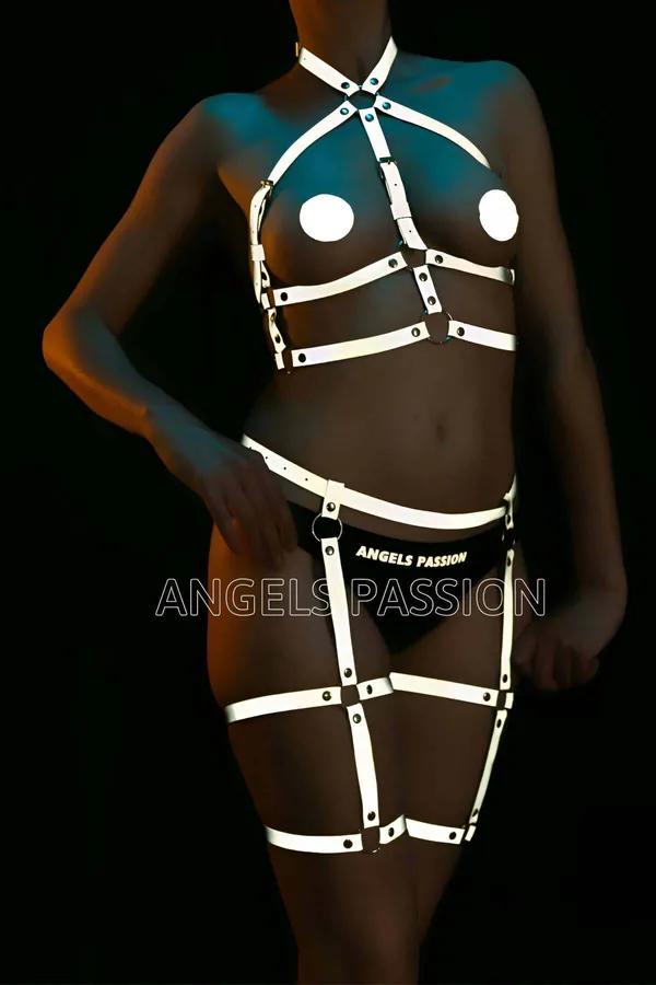 Reflektörlü polyester şerit göğüs harness ve bacak jartiyer takım, ışık altında parlayan beyaz bantlar, gümüş O-ring detay
