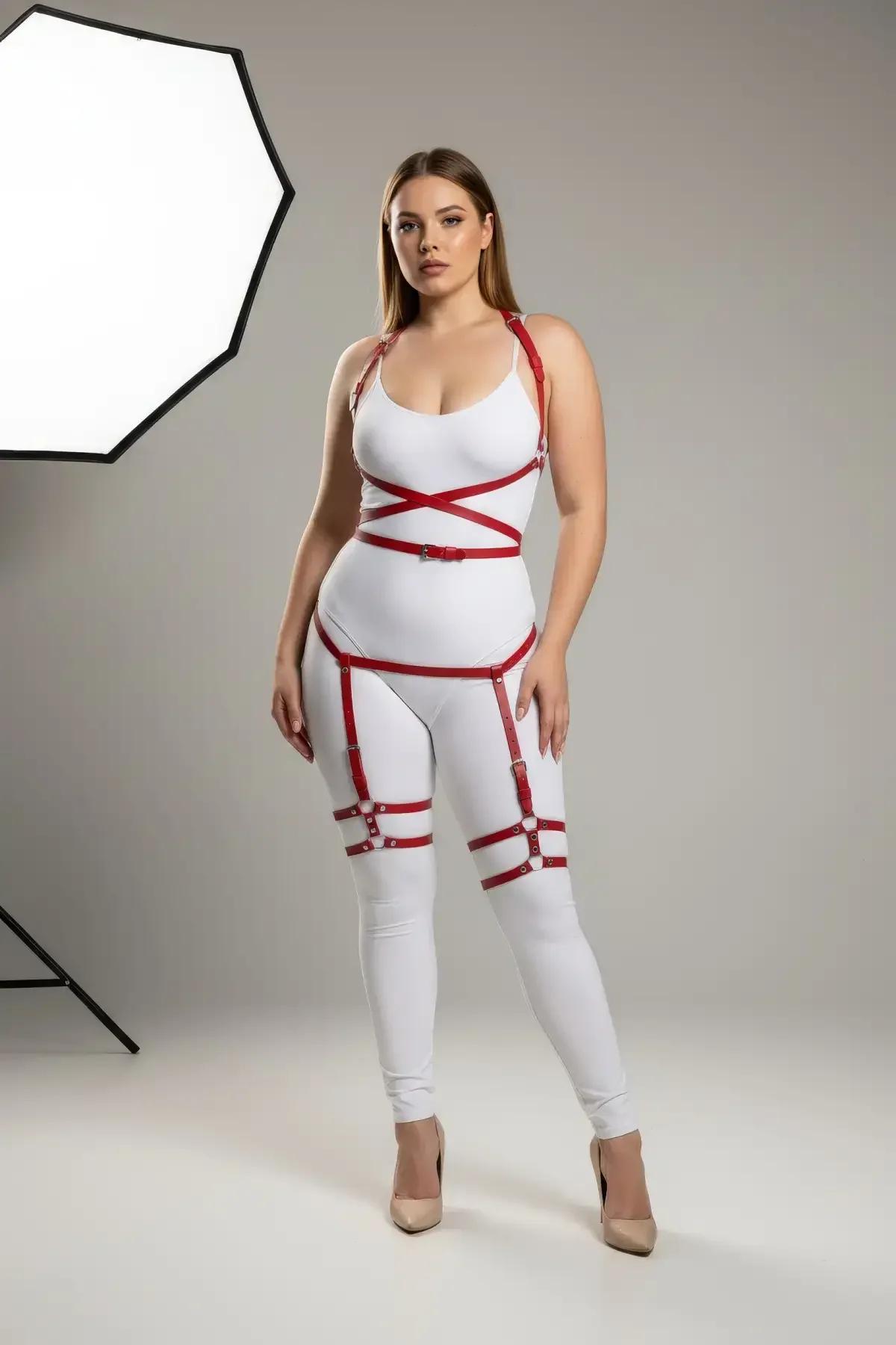 Ayarlanabilir omuz askıları ve gümüş tokalı çapraz göğüs kafes detaylı kırmızı PU deri vücut harness