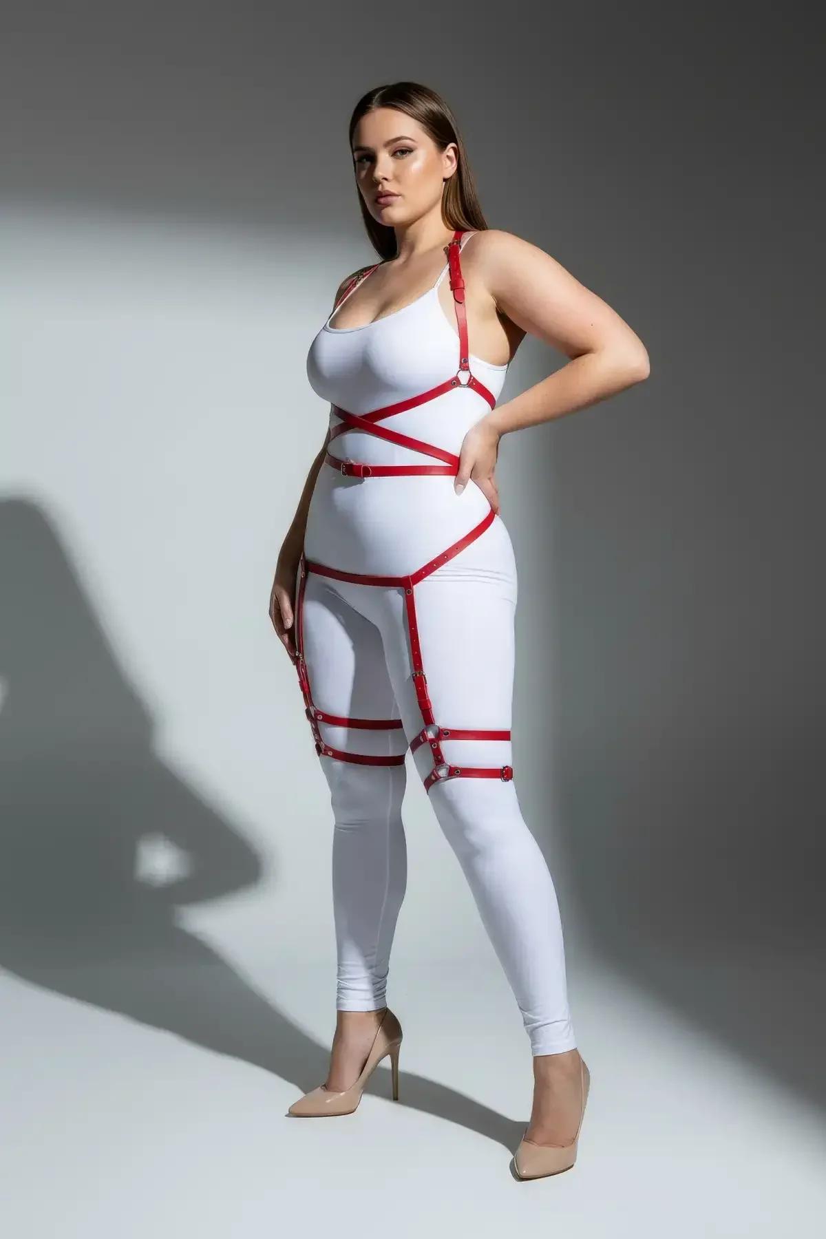 Her iki bacakta gümüş dişli tokalı çift uyluk bantlı kırmızı askılı harness tam boy görünüm